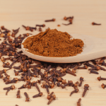 Clous de girofle moulus du Bénin, pot en verre